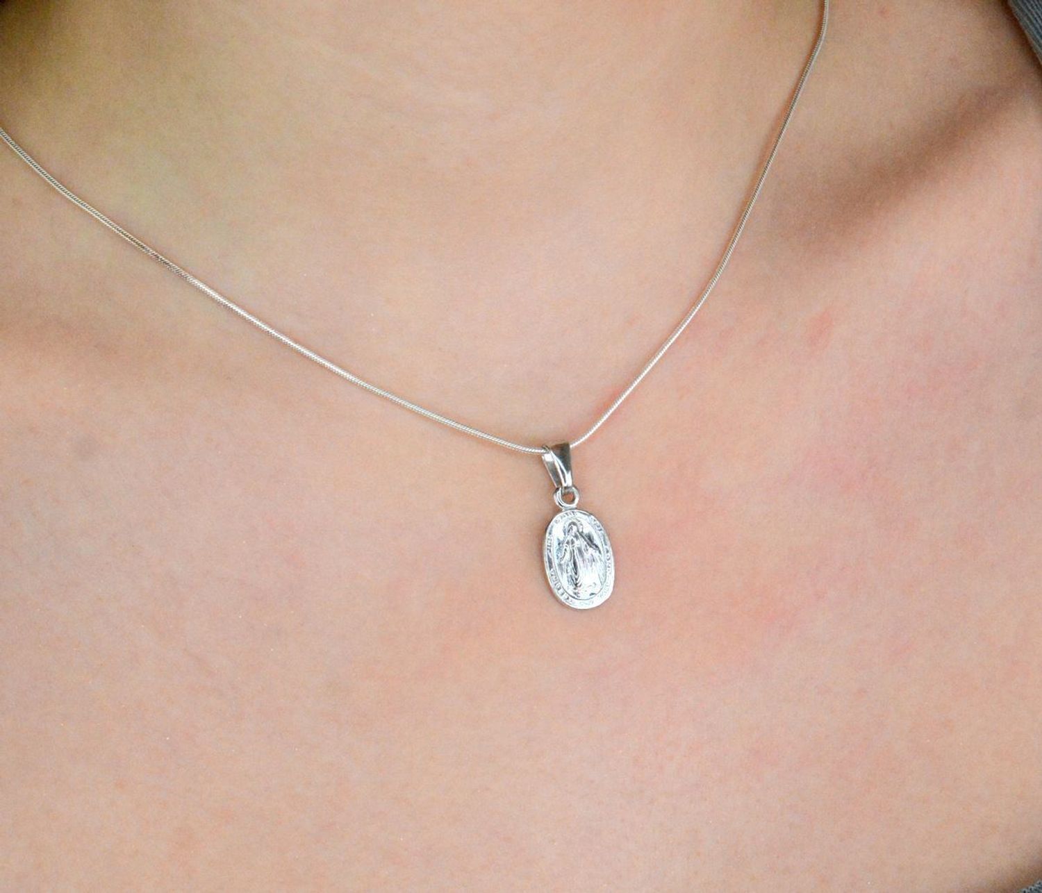 Srebrny łańcuszek ozdobna lineczka DIA-LAN-5863-925 1mm. Srebrny łańcuszek lineczka. srebrny łańcuszek ozdobny splot. Srebrny łańcuszek damski. Łańcuszek idealny na prezent (2).jpg